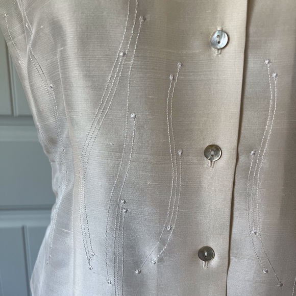 Elegant silk Cream Sleeveless Blouse - Picture 4 of 10